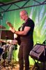 Mężyzna gra na gitarze
